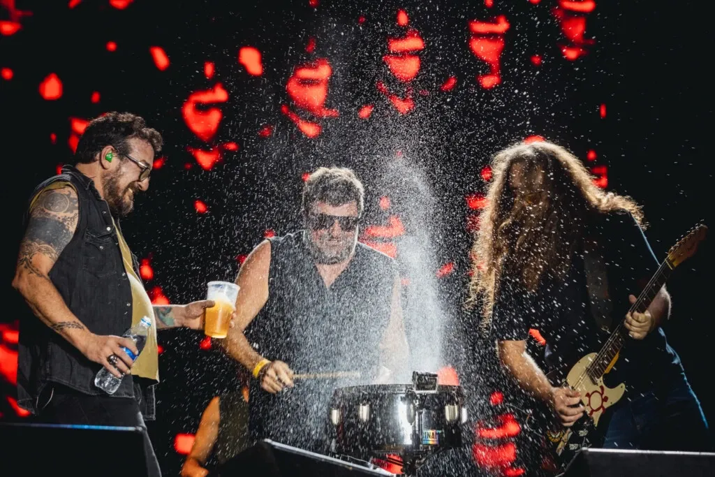 Foto sobre Treinta años de La Vela Puerca: una noche de banderas, amistad y rock rioplatense en Ferro
