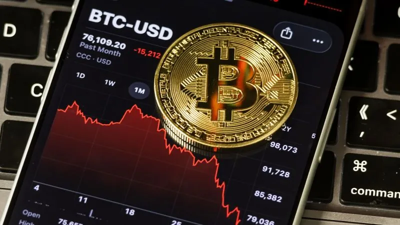 Foto sobre El Bitcoin sigue cayendo y Estados Unidos se niega a rescatarlo. Te explicamos qué ocurre con la moneda digital