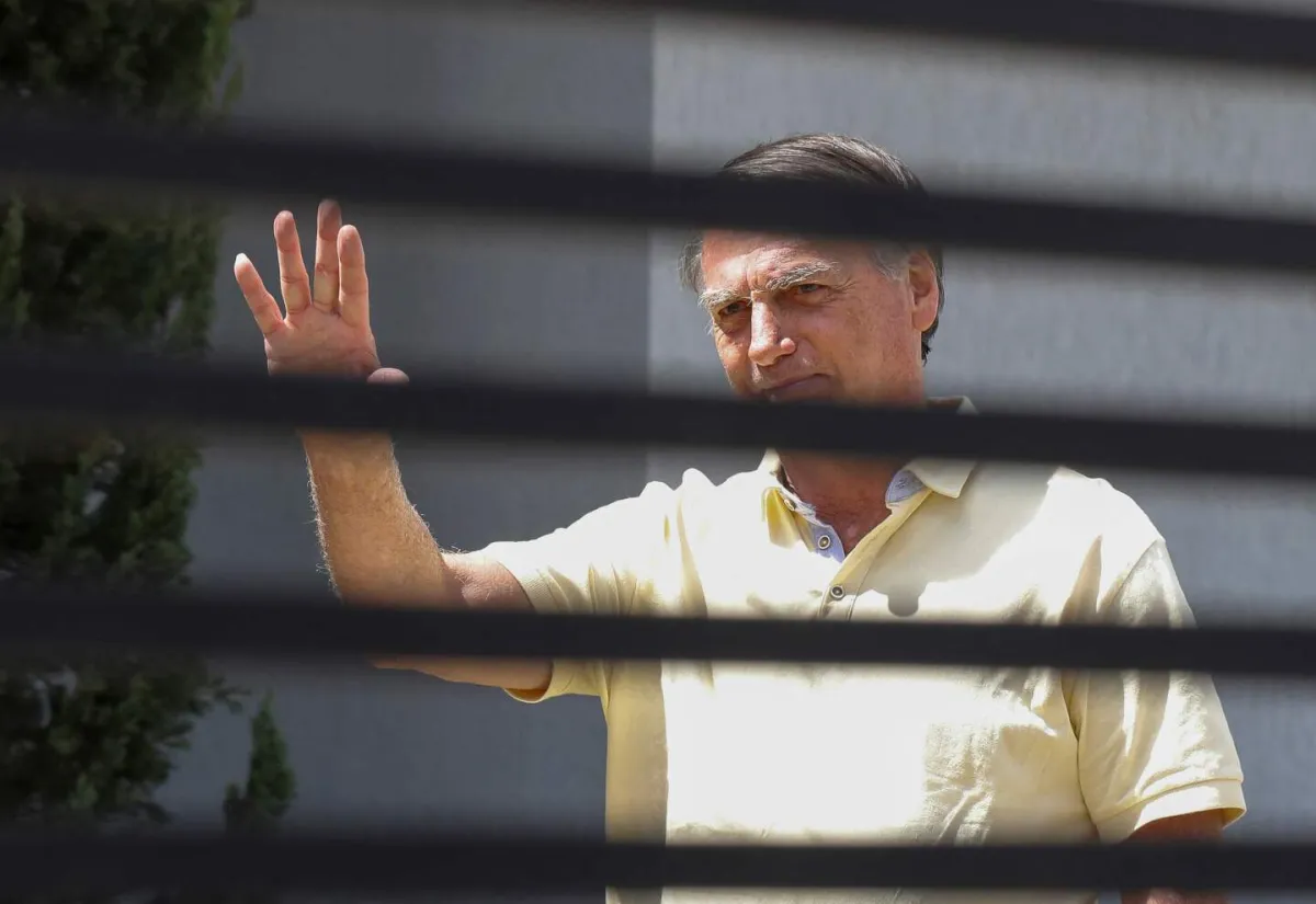 Foto sobre Bolsonaro rompio su tobillera y fue nuevamente detenido. Pretendía fugarse
