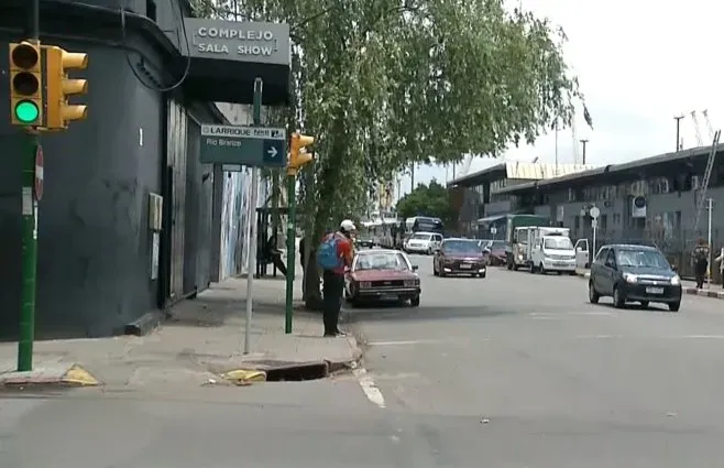 Foto sobre Hombre baleado durante un baile frente a la terminal Río Branco: investigan posible enfrentamiento entre hinchas