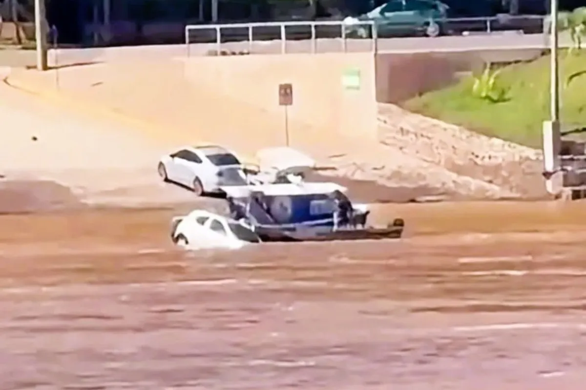 Foto sobre Un auto cayó al río Uruguay cuando subía a una balsa: el conductor fue rescatado antes de que se hundiera