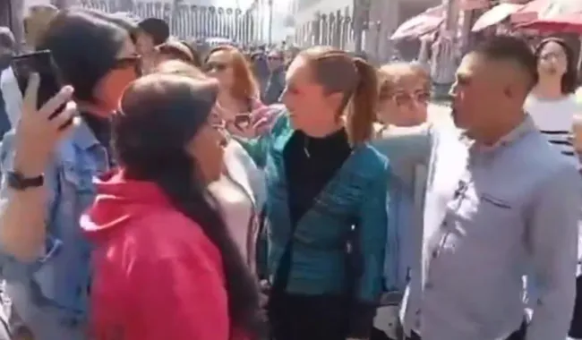 Foto sobre Acoso a la presidenta de Mexico, Claudia Sheinbaum en pleno centro